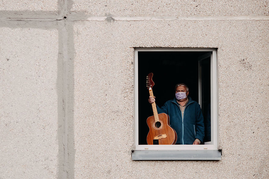 Kaunas' Courtyards Transform Into Stages As Various Artists Perform For Quarantined People Kaunas' Courtyards Transform Into Stages As Various Artists Perform For Quarantined People