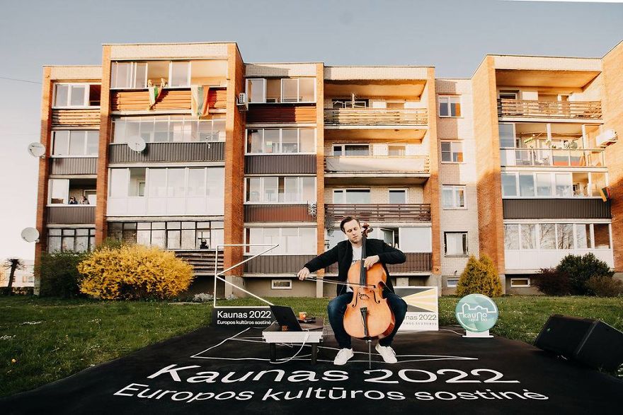 Kaunas' Courtyards Transform Into Stages As Various Artists Perform For Quarantined People Kaunas' Courtyards Transform Into Stages As Various Artists Perform For Quarantined People