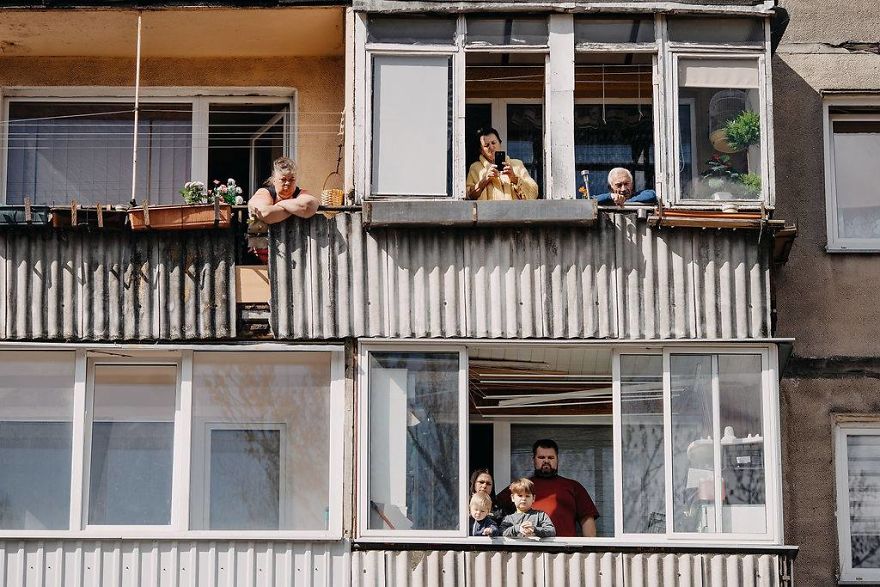 Kaunas' Courtyards Transform Into Stages As Various Artists Perform For Quarantined People Kaunas' Courtyards Transform Into Stages As Various Artists Perform For Quarantined People