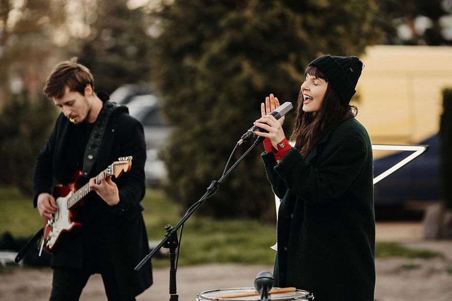 Kaunas' Courtyards Transform Into Stages As Various Artists Perform For Quarantined People Kaunas' Courtyards Transform Into Stages As Various Artists Perform For Quarantined People