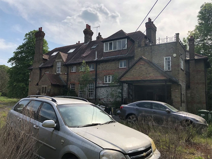 Owners Of This Mansion Mysteriously Fled And Left A Lot Of Expensive, Luxurious, And Rare Items Behind (34 Pics) Owners Of This Mansion Mysteriously Fled And Left A Lot Of Expensive, Luxurious, And Rare Items Behind (34 Pics)