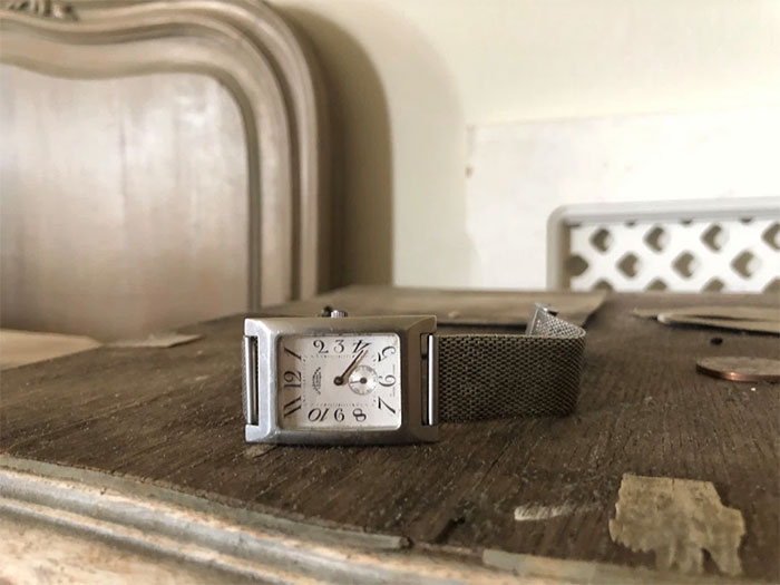 Owners Of This Mansion Mysteriously Fled And Left A Lot Of Expensive, Luxurious, And Rare Items Behind (34 Pics) Owners Of This Mansion Mysteriously Fled And Left A Lot Of Expensive, Luxurious, And Rare Items Behind (34 Pics)