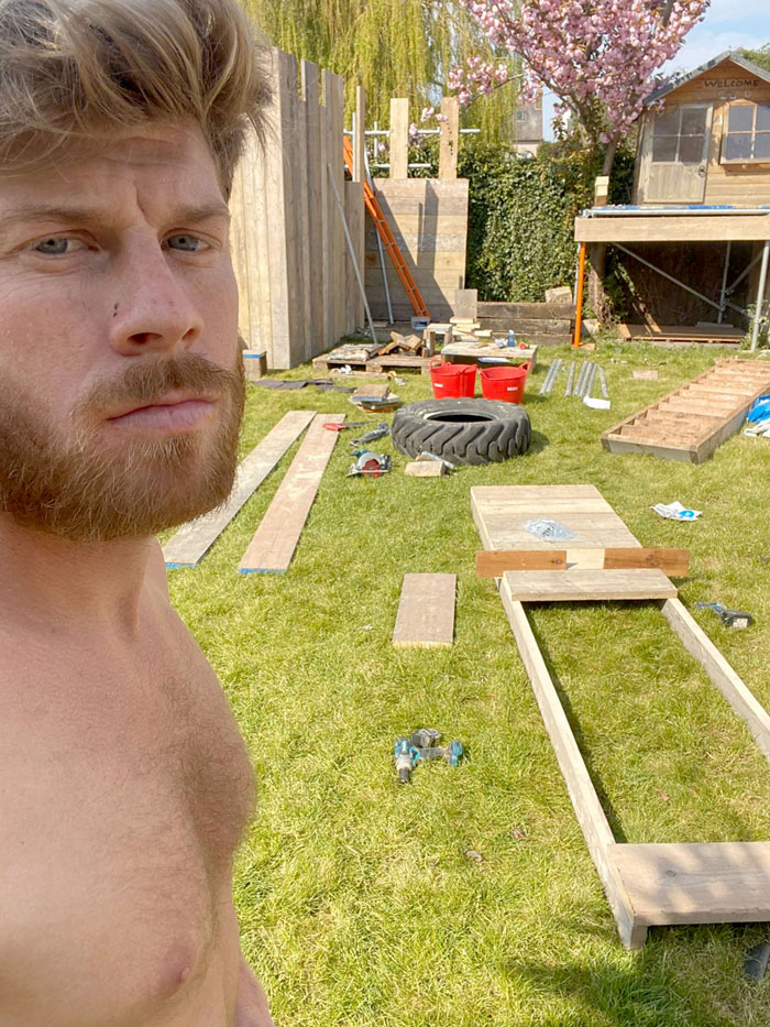 Savvy Dad Builds An Impressive Fortress For His Kids In Back Yard After Seeing How Expensive Tree Houses Are Savvy Dad Builds An Impressive Fortress For His Kids In Back Yard After Seeing How Expensive Tree Houses Are