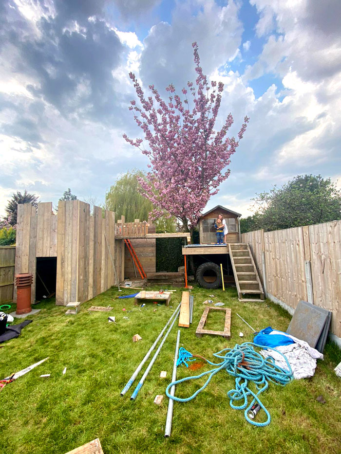 Savvy Dad Builds An Impressive Fortress For His Kids In Back Yard After Seeing How Expensive Tree Houses Are Savvy Dad Builds An Impressive Fortress For His Kids In Back Yard After Seeing How Expensive Tree Houses Are
