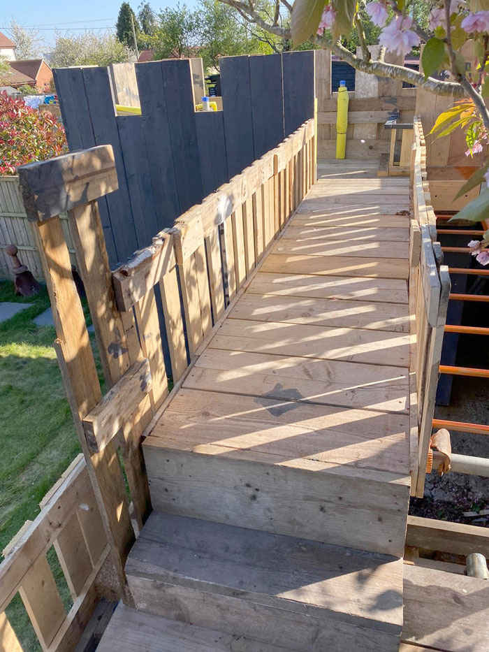 Savvy Dad Builds An Impressive Fortress For His Kids In Back Yard After Seeing How Expensive Tree Houses Are Savvy Dad Builds An Impressive Fortress For His Kids In Back Yard After Seeing How Expensive Tree Houses Are