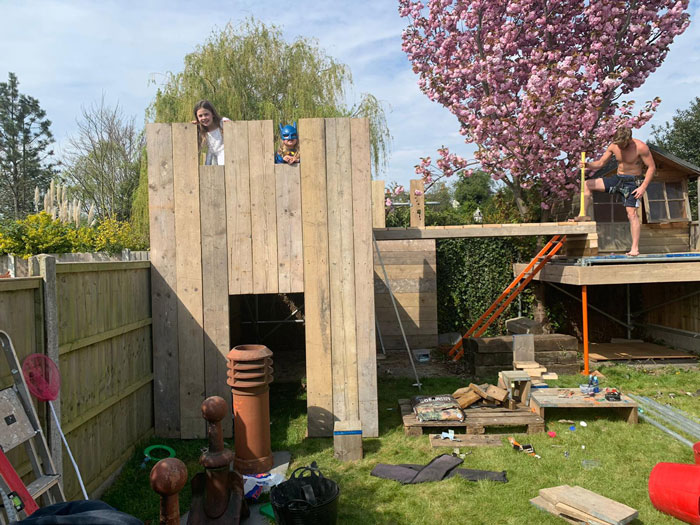 Savvy Dad Builds An Impressive Fortress For His Kids In Back Yard After Seeing How Expensive Tree Houses Are Savvy Dad Builds An Impressive Fortress For His Kids In Back Yard After Seeing How Expensive Tree Houses Are