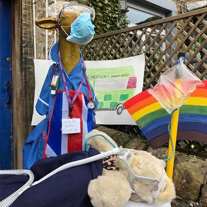 I Dress Up A 5-Foot Giraffe In My Garden In Costumes To Make My Neighbors Laugh (34 Pics)