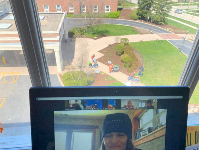 Husband Sets Up Weekly Date Nights Outside Hospital Window As His Wife Waits To Give Birth Husband Sets Up Weekly Date Nights Outside Hospital Window As His Wife Waits To Give Birth