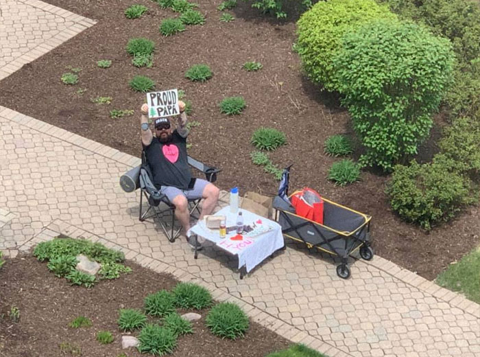 Husband Sets Up Weekly Date Nights Outside Hospital Window As His Wife Waits To Give Birth Husband Sets Up Weekly Date Nights Outside Hospital Window As His Wife Waits To Give Birth
