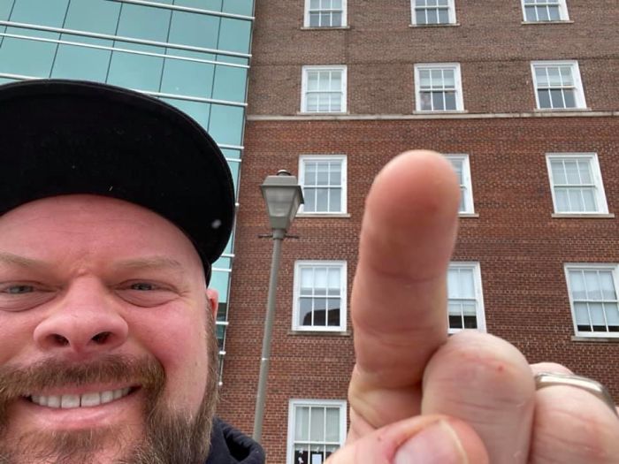 Husband Sets Up Weekly Date Nights Outside Hospital Window As His Wife Waits To Give Birth Husband Sets Up Weekly Date Nights Outside Hospital Window As His Wife Waits To Give Birth