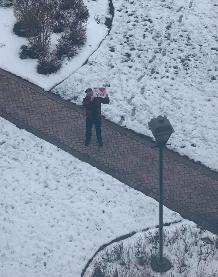 Husband Sets Up Weekly Date Nights Outside Hospital Window As His Wife Waits To Give Birth Husband Sets Up Weekly Date Nights Outside Hospital Window As His Wife Waits To Give Birth