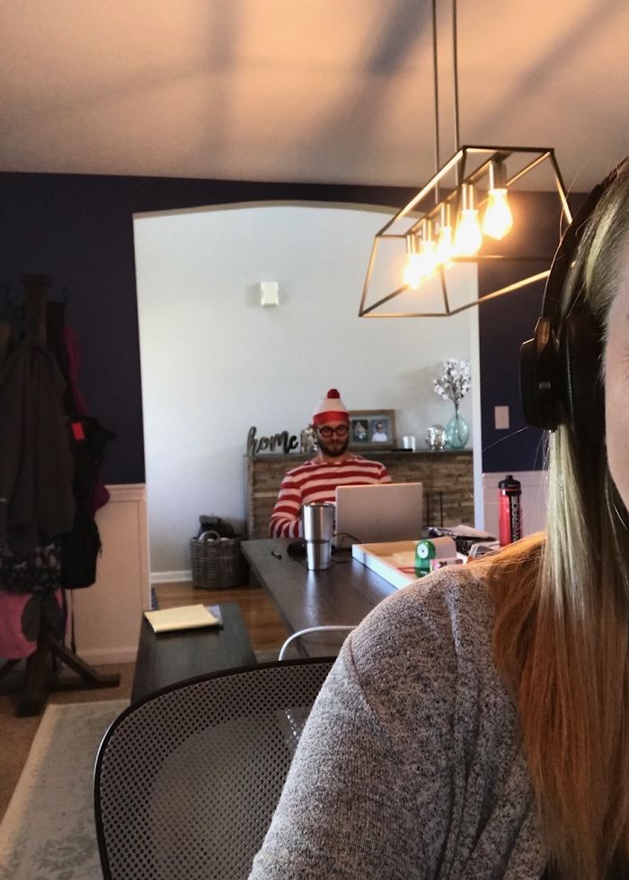 Man Continuously Tries To Embarrass His Wife During Her Zoom Calls By Hilariously Photobombing Them Man Continuously Tries To Embarrass His Wife During Her Zoom Calls By Hilariously Photobombing Them