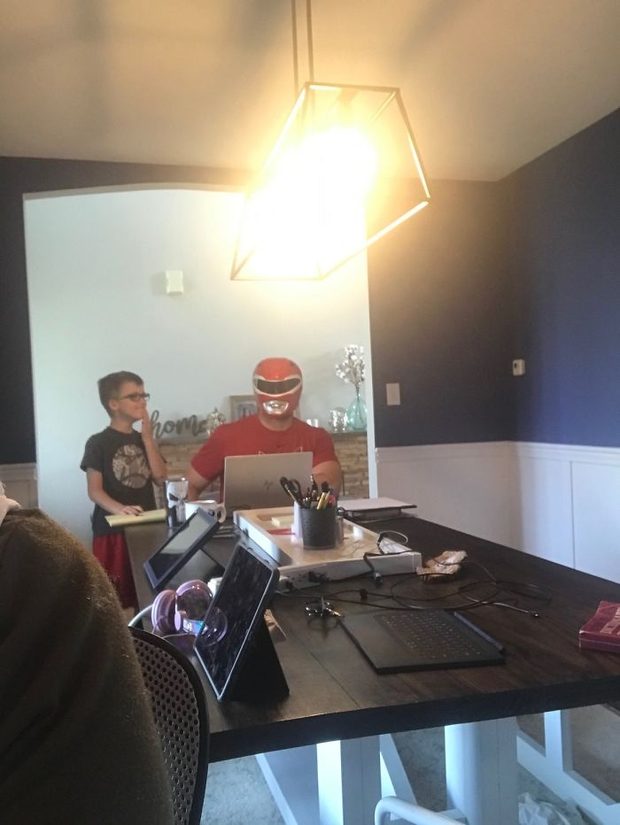 Man Continuously Tries To Embarrass His Wife During Her Zoom Calls By Hilariously Photobombing Them Man Continuously Tries To Embarrass His Wife During Her Zoom Calls By Hilariously Photobombing Them