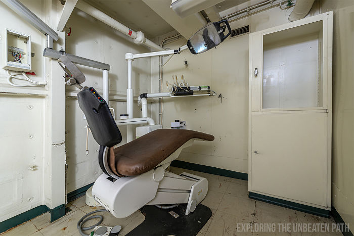 Guy Sneaks Inside Decommissioned Warships, Shows The Cool Stuff That Was Left Behind Guy Sneaks Inside Decommissioned Warships, Shows The Cool Stuff That Was Left Behind