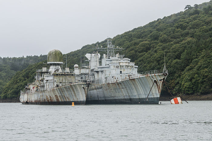 Guy Sneaks Inside Decommissioned Warships, Shows The Cool Stuff That Was Left Behind