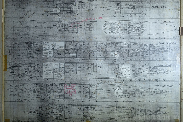 Guy Sneaks Inside Decommissioned Warships, Shows The Cool Stuff That Was Left Behind Guy Sneaks Inside Decommissioned Warships, Shows The Cool Stuff That Was Left Behind