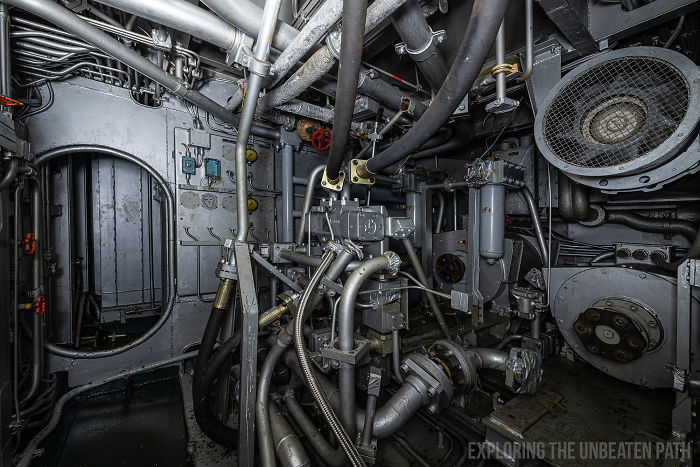 Guy Sneaks Inside Decommissioned Warships, Shows The Cool Stuff That Was Left Behind