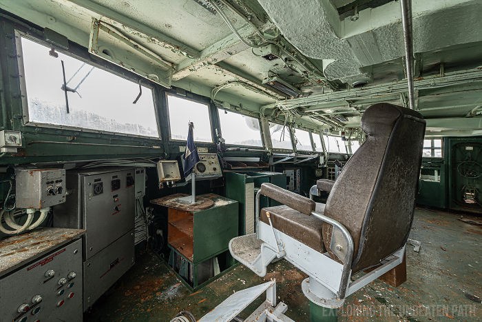 Guy Sneaks Inside Decommissioned Warships, Shows The Cool Stuff That Was Left Behind Guy Sneaks Inside Decommissioned Warships, Shows The Cool Stuff That Was Left Behind