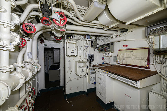 Guy Sneaks Inside Decommissioned Warships, Shows The Cool Stuff That Was Left Behind Guy Sneaks Inside Decommissioned Warships, Shows The Cool Stuff That Was Left Behind