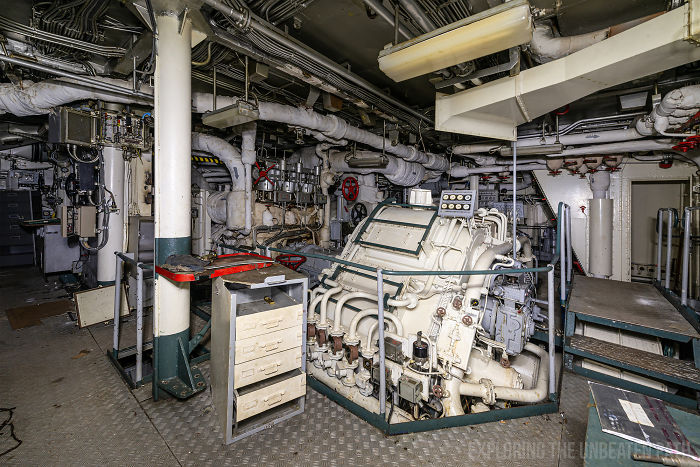Guy Sneaks Inside Decommissioned Warships, Shows The Cool Stuff That Was Left Behind