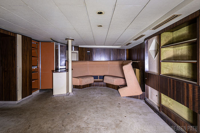 Guy Sneaks Inside Decommissioned Warships, Shows The Cool Stuff That Was Left Behind Guy Sneaks Inside Decommissioned Warships, Shows The Cool Stuff That Was Left Behind