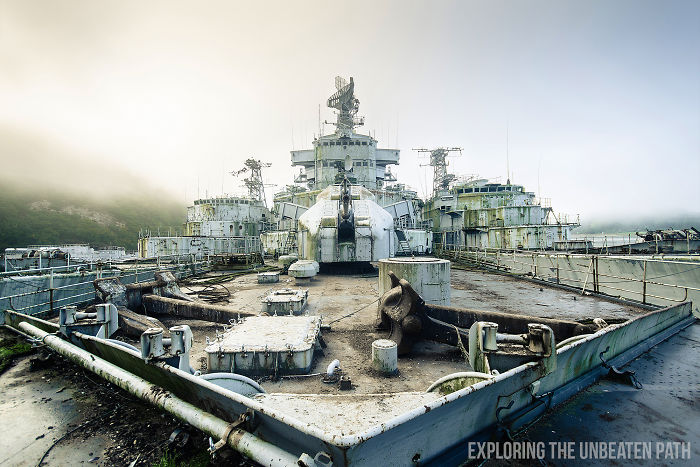 Guy Sneaks Inside Decommissioned Warships, Shows The Cool Stuff That Was Left Behind Guy Sneaks Inside Decommissioned Warships, Shows The Cool Stuff That Was Left Behind