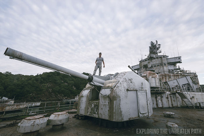 Guy Sneaks Inside Decommissioned Warships, Shows The Cool Stuff That Was Left Behind