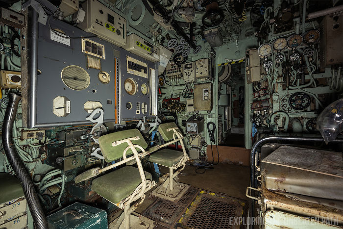 Guy Sneaks Inside Decommissioned Warships, Shows The Cool Stuff That Was Left Behind Guy Sneaks Inside Decommissioned Warships, Shows The Cool Stuff That Was Left Behind
