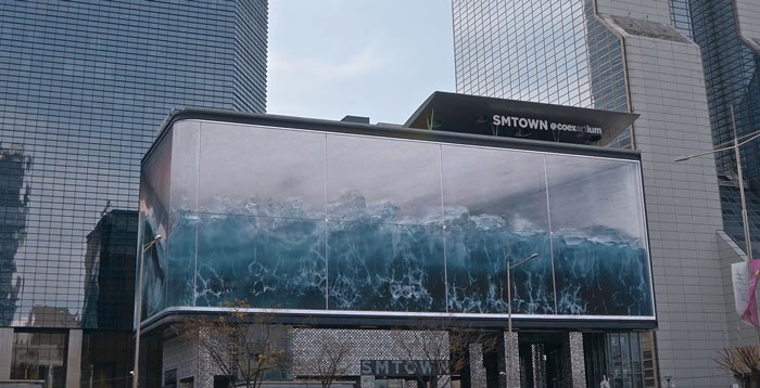 This Massive Wave Crashing In A Seoul “Aquarium” Is The World’s Largest Anamorphic Illusion This Massive Wave Crashing In A Seoul “Aquarium” Is The World’s Largest Anamorphic Illusion