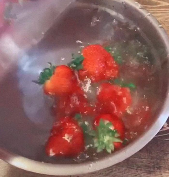 Apparently, If You Put Strawberries Into Salt Water, Tiny Bugs Come Out Of Them Apparently, If You Put Strawberries Into Salt Water, Tiny Bugs Come Out Of Them