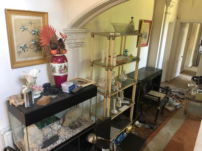 Owners Of This Mansion Mysteriously Fled And Left A Lot Of Expensive, Luxurious, And Rare Items Behind (34 Pics) Owners Of This Mansion Mysteriously Fled And Left A Lot Of Expensive, Luxurious, And Rare Items Behind (34 Pics)