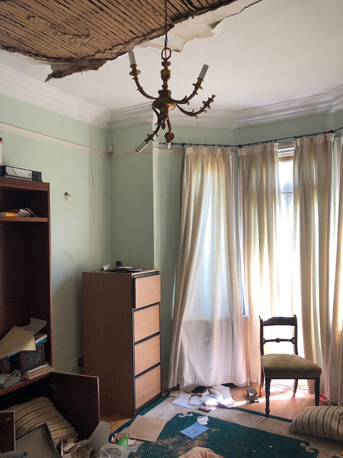 Owners Of This Mansion Mysteriously Fled And Left A Lot Of Expensive, Luxurious, And Rare Items Behind (34 Pics) Owners Of This Mansion Mysteriously Fled And Left A Lot Of Expensive, Luxurious, And Rare Items Behind (34 Pics)