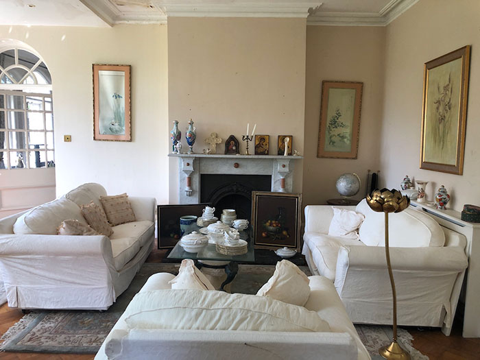 Owners Of This Mansion Mysteriously Fled And Left A Lot Of Expensive, Luxurious, And Rare Items Behind (34 Pics)