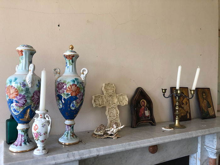 Owners Of This Mansion Mysteriously Fled And Left A Lot Of Expensive, Luxurious, And Rare Items Behind (34 Pics)