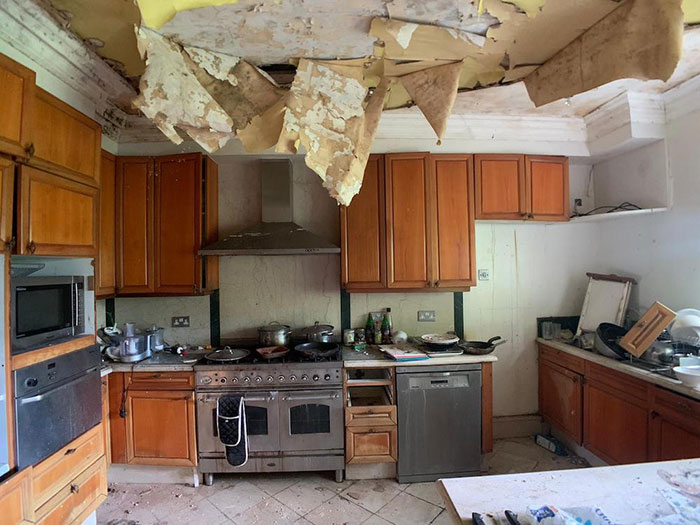 Owners Of This Mansion Mysteriously Fled And Left A Lot Of Expensive, Luxurious, And Rare Items Behind (34 Pics) Owners Of This Mansion Mysteriously Fled And Left A Lot Of Expensive, Luxurious, And Rare Items Behind (34 Pics)