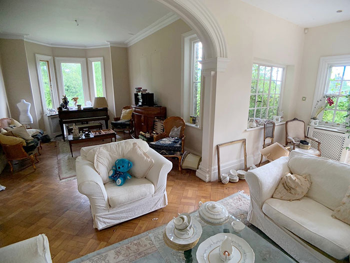 Owners Of This Mansion Mysteriously Fled And Left A Lot Of Expensive, Luxurious, And Rare Items Behind (34 Pics)