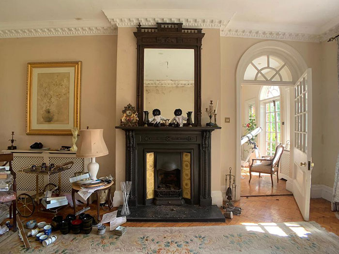 Owners Of This Mansion Mysteriously Fled And Left A Lot Of Expensive, Luxurious, And Rare Items Behind (34 Pics)