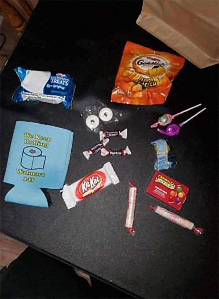 People Are Posting What 'Extra Pay' They Receive As Encouragement For Working During The Pandemic And Some Say It's Humiliating People Are Posting What 'Extra Pay' They Receive As Encouragement For Working During The Pandemic And Some Say It's Humiliating