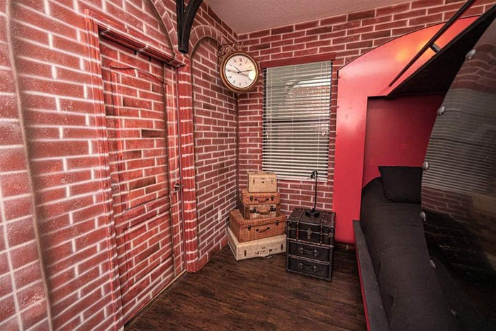 You Can Stay In A Massive Harry Potter Themed House Just 30 Minutes Away From The Wizarding World Of Harry Potter You Can Stay In A Massive Harry Potter Themed House Just 30 Minutes Away From The Wizarding World Of Harry Potter