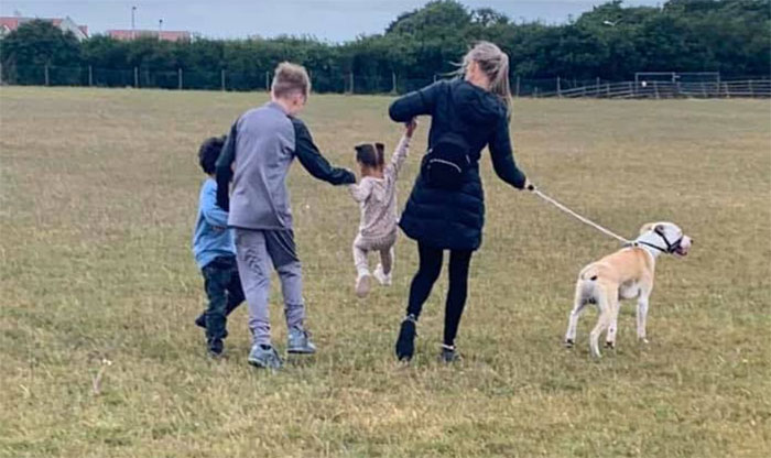 Woman Strips Down Wallpaper, Finds A Piece Of Advice From 1997 From The Previous Owner Underneath It