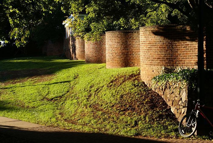 15 Pics Of Wavy Crinkle Crankle Garden Walls That Take Fewer Bricks To Build Than Straight Ones 15 Pics Of Wavy Crinkle Crankle Garden Walls That Take Fewer Bricks To Build Than Straight Ones