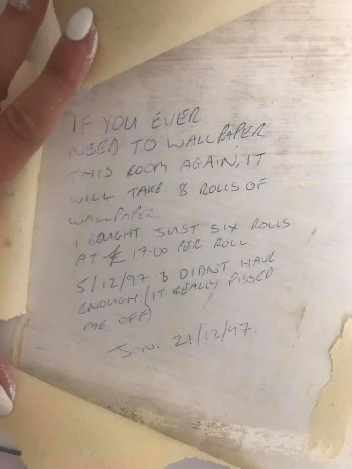 Woman Strips Down Wallpaper, Finds A Piece Of Advice From 1997 From The Previous Owner Underneath It Woman Strips Down Wallpaper, Finds A Piece Of Advice From 1997 From The Previous Owner Underneath It