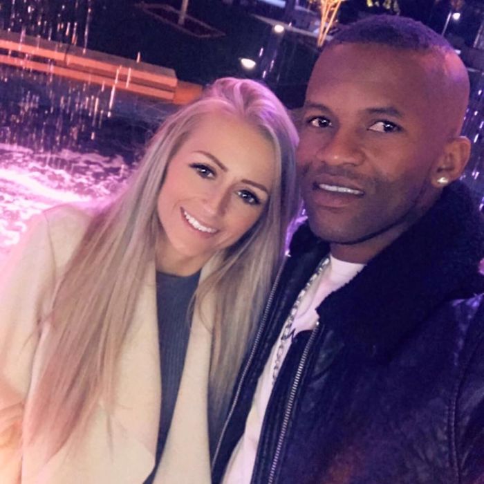 Woman Strips Down Wallpaper, Finds A Piece Of Advice From 1997 From The Previous Owner Underneath It Woman Strips Down Wallpaper, Finds A Piece Of Advice From 1997 From The Previous Owner Underneath It