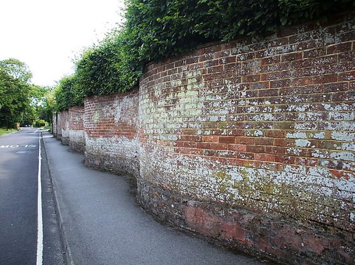 15 Pics Of Wavy Crinkle Crankle Garden Walls That Take Fewer Bricks To Build Than Straight Ones 15 Pics Of Wavy Crinkle Crankle Garden Walls That Take Fewer Bricks To Build Than Straight Ones