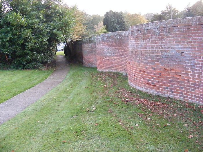 15 Pics Of Wavy Crinkle Crankle Garden Walls That Take Fewer Bricks To Build Than Straight Ones 15 Pics Of Wavy Crinkle Crankle Garden Walls That Take Fewer Bricks To Build Than Straight Ones