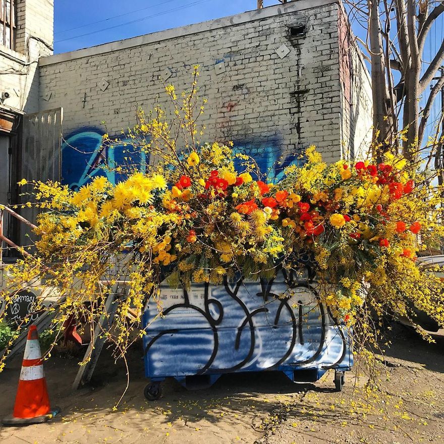 Unexpected Places In NYC Are Blooming With Flowers To Honor Healthcare Workers Thanks To Lewis Miller (11 Pics) Unexpected Places In NYC Are Blooming With Flowers To Honor Healthcare Workers Thanks To Lewis Miller (11 Pics)