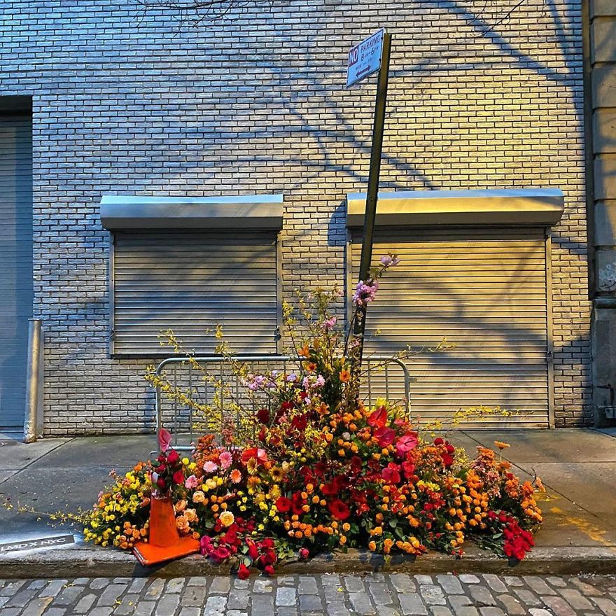 Unexpected Places In NYC Are Blooming With Flowers To Honor Healthcare Workers Thanks To Lewis Miller (11 Pics) Unexpected Places In NYC Are Blooming With Flowers To Honor Healthcare Workers Thanks To Lewis Miller (11 Pics)