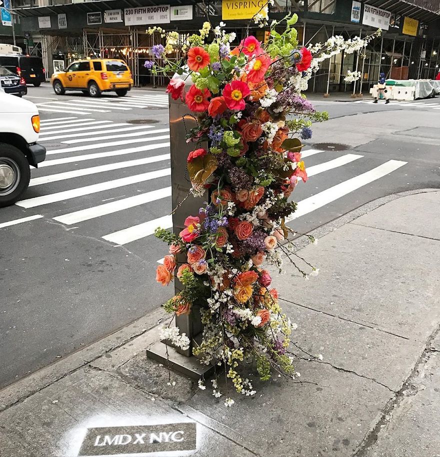 Unexpected Places In NYC Are Blooming With Flowers To Honor Healthcare Workers Thanks To Lewis Miller (11 Pics)