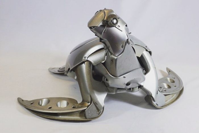 This Artist Recycles Car Hubcaps To Create Amazing Animal Sculptures (New Pics)