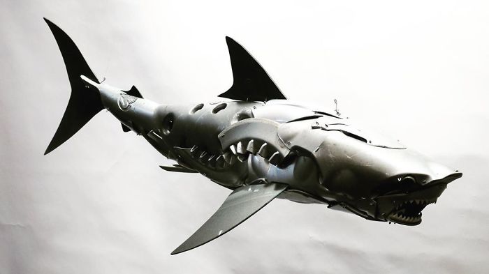 This Artist Recycles Car Hubcaps To Create Amazing Animal Sculptures (New Pics)